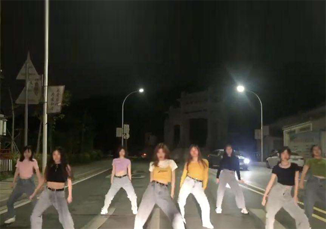 8名女子機(jī)動(dòng)車道熱舞450.jpg
