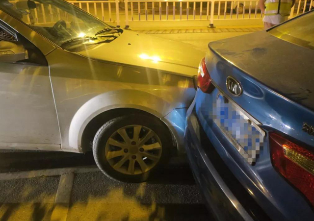 湖北干部醉駕撞車求私了1.jpg