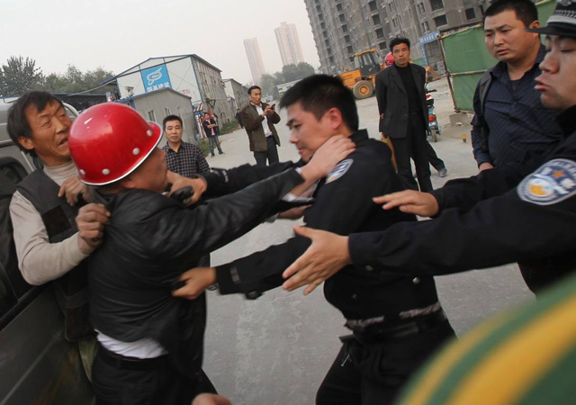 物業(yè)毆打拾荒老人2.jpg