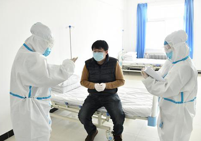 青島一留學(xué)生拒絕隔離跳窗逃跑2.jpg