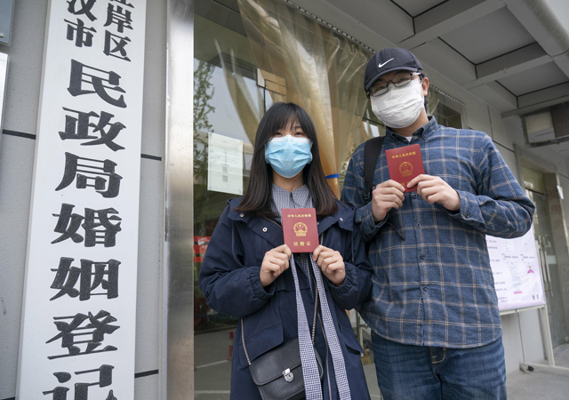 武漢新人解封日領結婚證2.jpg