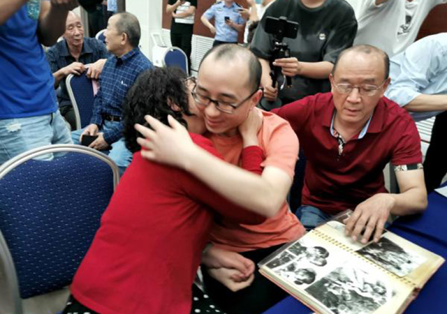 3歲男童被拐32年后與父母團(tuán)聚450.jpg