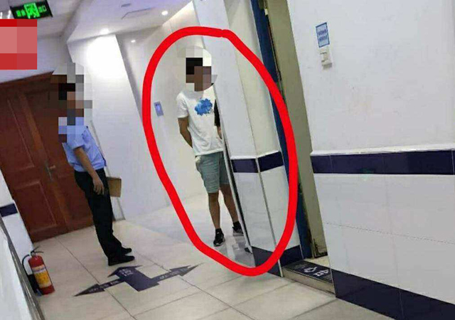 女租客稱洗澡時(shí)遭合租男破門而入1.jpg