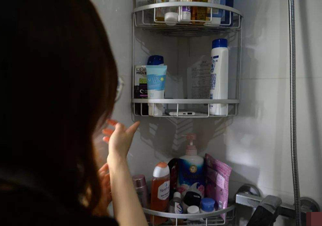 女租客稱洗澡時(shí)遭合租男破門而入2.jpg