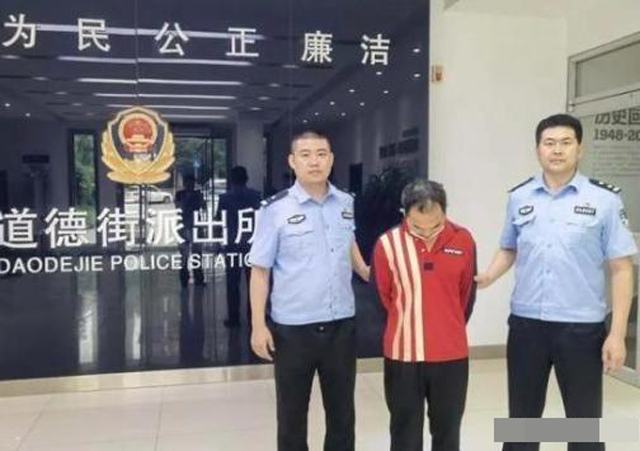 盜竊欲拍暈主人結(jié)果把人打醒-2.jpg