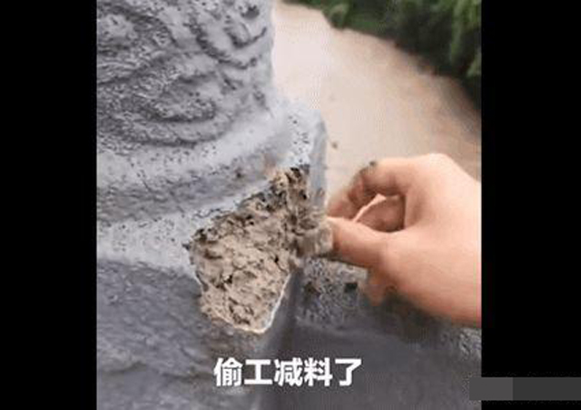 交通局回應(yīng)橋梁護(hù)欄一捏就散1.jpg