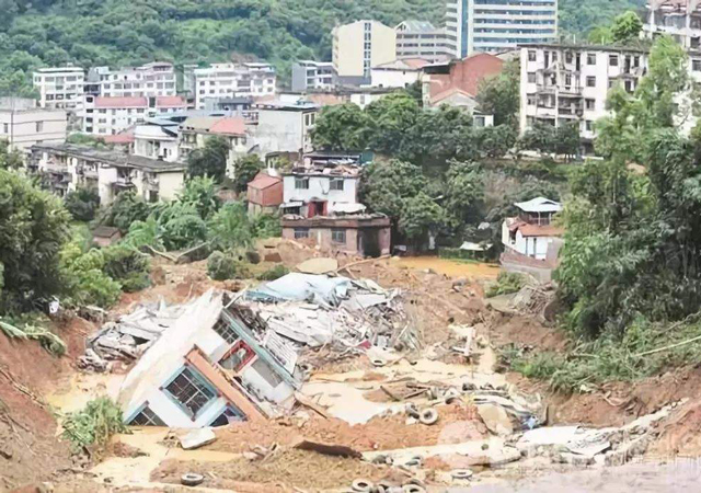 湖北黃梅山體滑坡9人被埋1.jpg