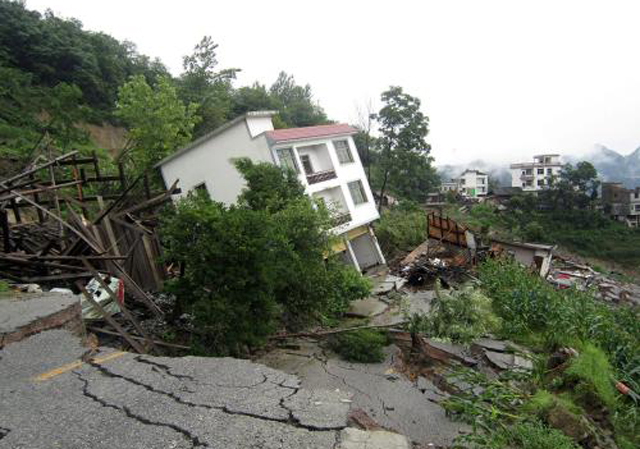 湖北黃梅山體滑坡9人被埋2.jpg