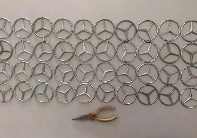 男子偷40多個(gè)奔馳車標(biāo)想打銀手鐲2.jpg