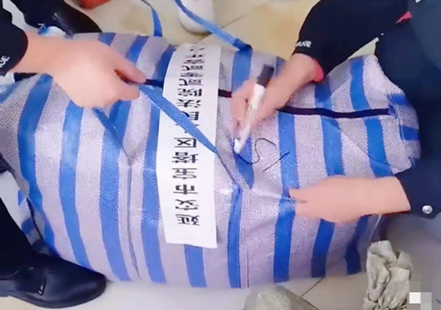 老賴被法院用30多個大包強(qiáng)制騰房640.jpg