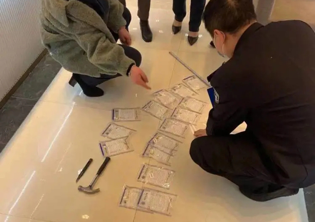 19歲女孩持美工刀搶金店2.jpg