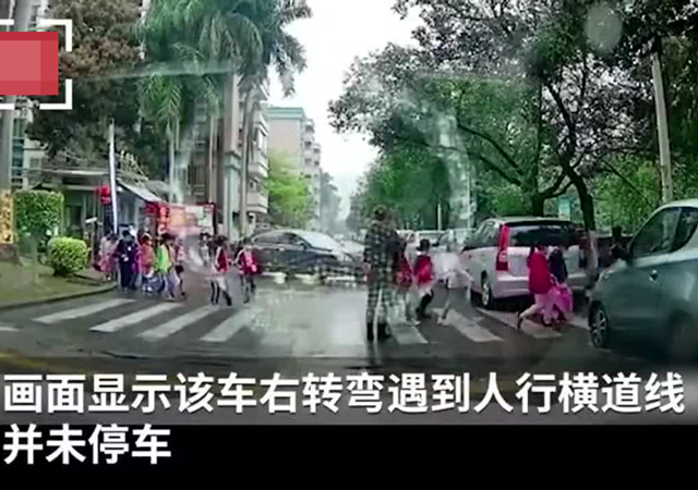 司機(jī)強(qiáng)穿學(xué)生隊伍過斑馬線被行拘1.jpg