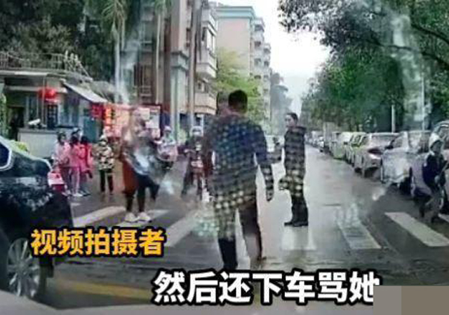 司機(jī)強(qiáng)穿學(xué)生隊伍過斑馬線被行拘3.jpg