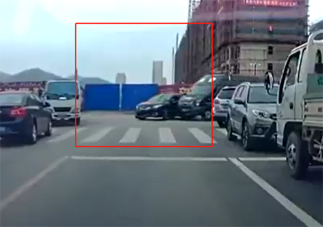 女子駕車(chē)撞死母親逃逸被警車(chē)逼停640.jpg