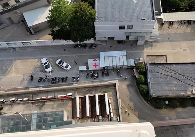 情侶吵架從十樓扔下菜刀砸中保潔員640.jpg