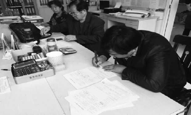 為給岳父開(kāi)死亡證明 男子跑4個(gè)單位并下跪