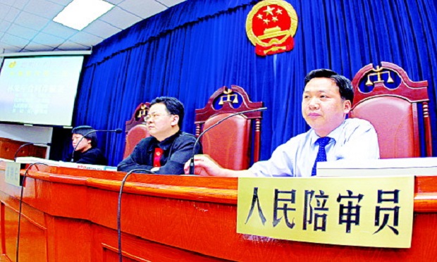 加強(qiáng)人民陪審員制度改革試點(diǎn)工作