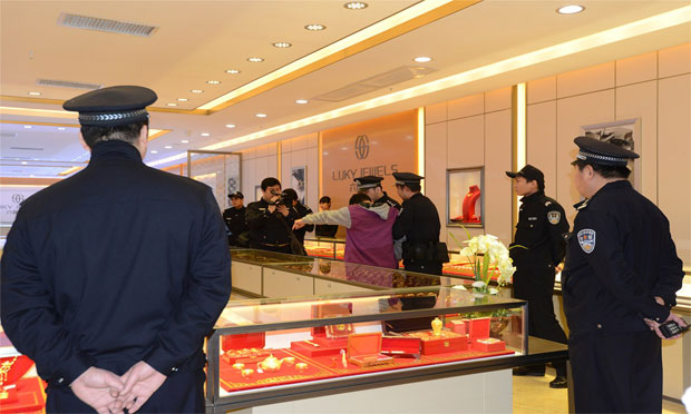 臨沂珠寶店遭打劫，是搶劫還是故意殺人,？