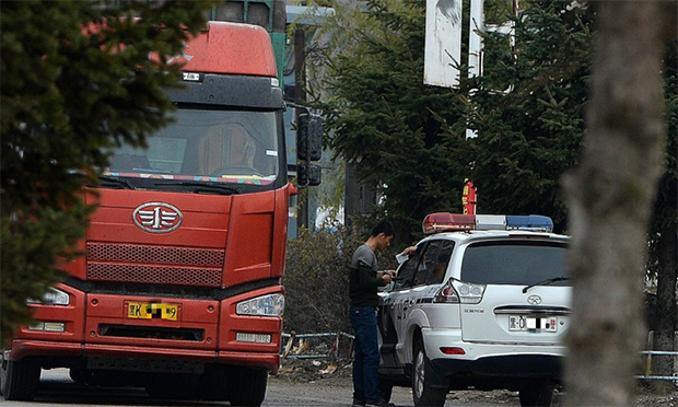 設(shè)崗收錢放行超載車,？民警執(zhí)法規(guī)范化再成焦點