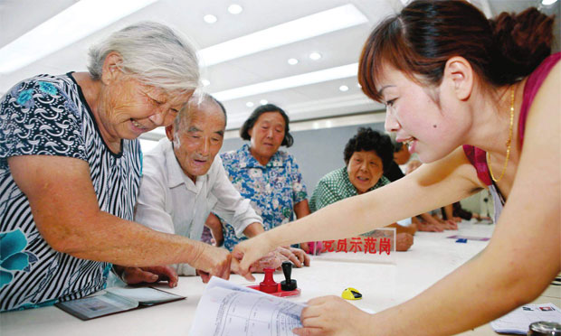 人社部：養(yǎng)老金發(fā)放基本落實 9地提高最低工資