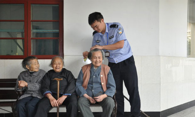 民政部：將推動(dòng)建立老年人長(zhǎng)期照護(hù)保障體系