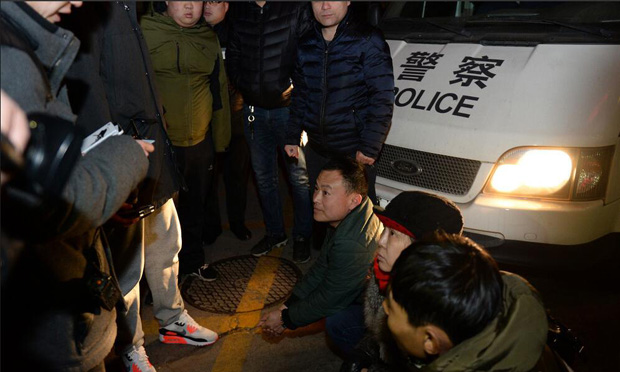 北京警方突擊抓捕號販子 竟有實習(xí)大學(xué)生來京兼職
