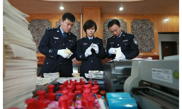 武鐵公安破獲制販及倒賣(mài)火車票等案件近2000起