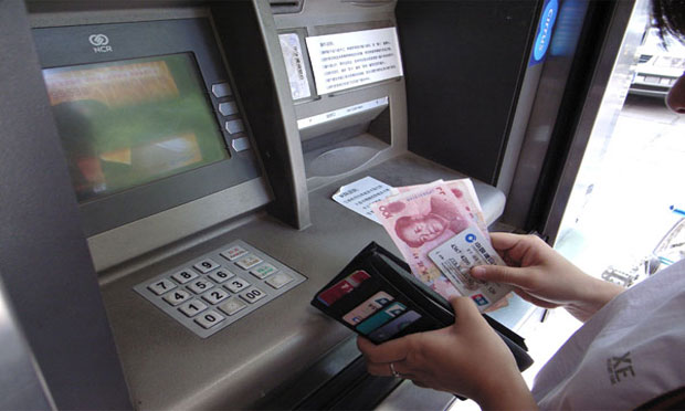 因騙錢(qián)將可樂(lè)倒進(jìn)ATM,，你知道這是違法行為嗎？