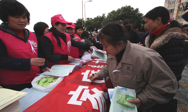 家暴不再是“家務(wù)事”：中國(guó)首部反家暴法正式實(shí)施