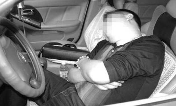 男子吸毒后在警局門口睡覺被抓 最危險的地方不一定最安全