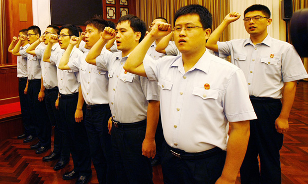 秦希燕代表：加快建立司法人員安全保護(hù)機(jī)制