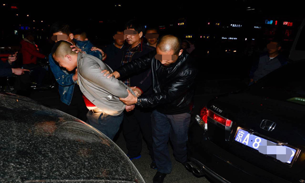 北京警方征用公交堵路 抓獲拒捕運(yùn)毒嫌犯