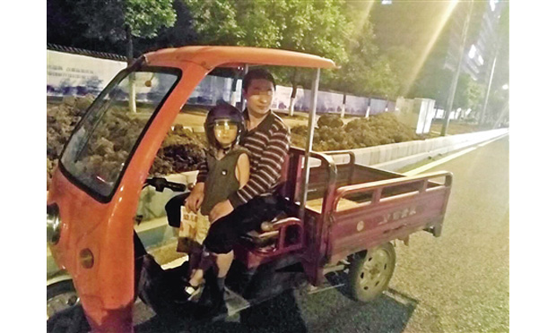 6歲男童駕三輪車與警車飆車 出了意外家長要擔(dān)全責(zé)的