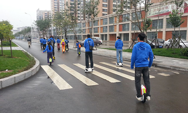 電動(dòng)獨(dú)輪車滑板車成代步新寵 官方：沒有道路行駛權(quán)