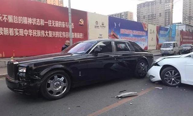千萬勞斯萊斯街頭被撞 交通事故負(fù)全責(zé)怎么賠償