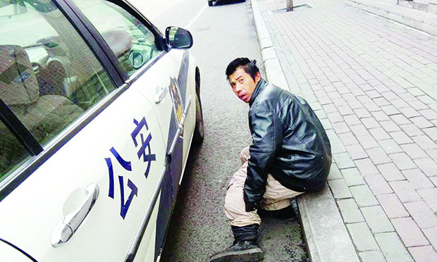 老人碰瓷警車要兩萬(wàn)，碰瓷者將承擔(dān)何種法律責(zé)任