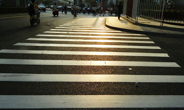 “中國(guó)式過(guò)馬路”死結(jié)怎么解 曝光治理惹爭(zhēng)議