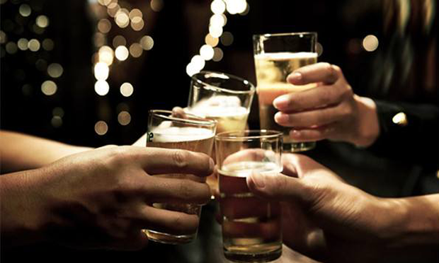 小伙聚會(huì)喝醉雪夜遇難 同桌飲酒者是否需承擔(dān)責(zé)任