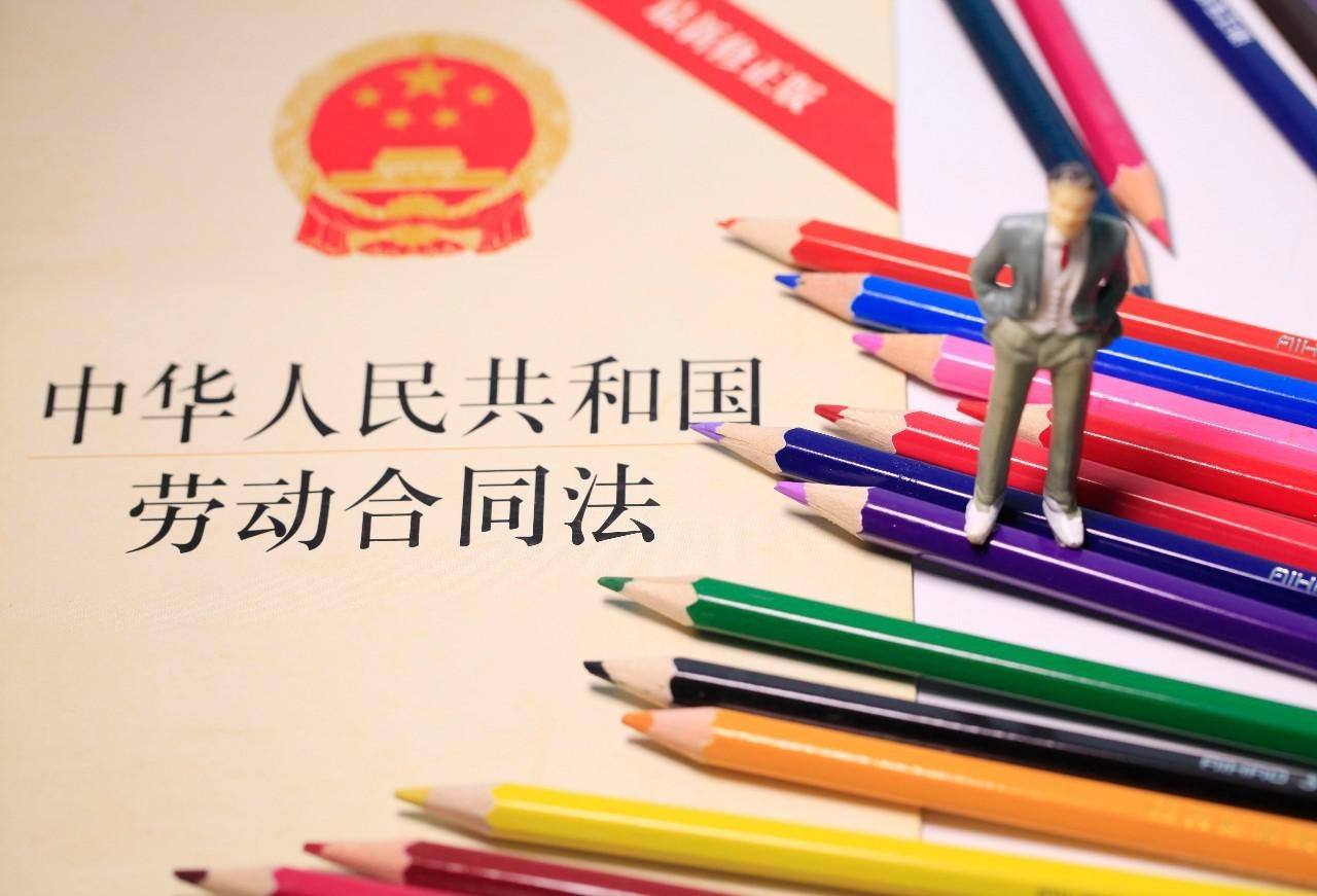 法律中規(guī)定勞動合同應(yīng)該具備哪些條款？