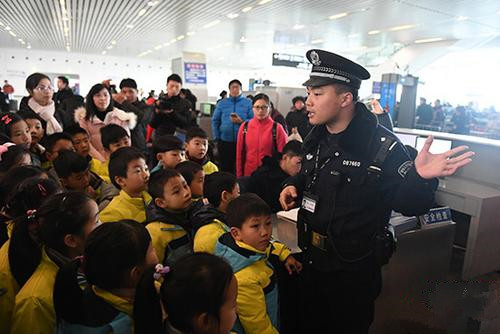 警方發(fā)出春運安全提醒最強音 孩子是最重要“行李”
