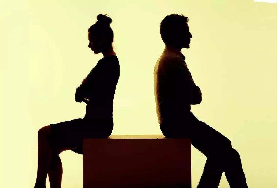 離婚案件開庭時(shí)原告不出庭會(huì)出現(xiàn)什么后果？
