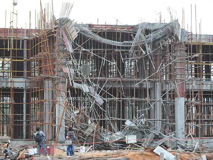 在建建筑物出現(xiàn)倒塌,，應如何追究責任,？